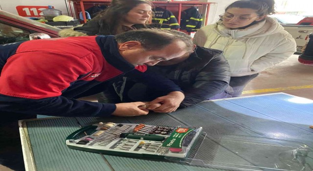17 yıldır taktığı evlilik yüzüğü, itfaiye operasyonu ile çıkarıldı