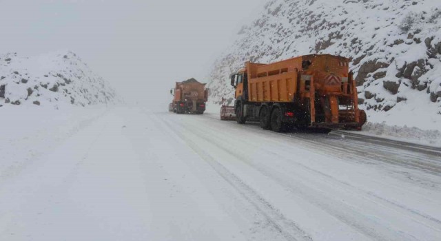 1825 metre rakımlı Alacabele mevsimin ilk karı yağdı
