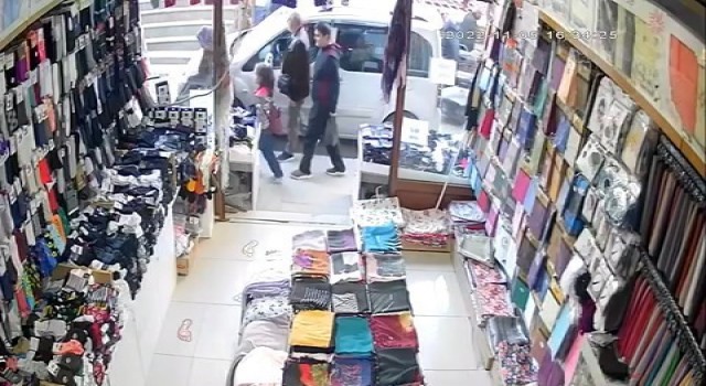 2 çocuklu aile ölümden saniyelerle kurtuldu, o anlar kameralara yansıdı