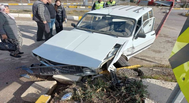 2 otomobilin çarpıştığı kazada şans eseri yaralanan olmadı