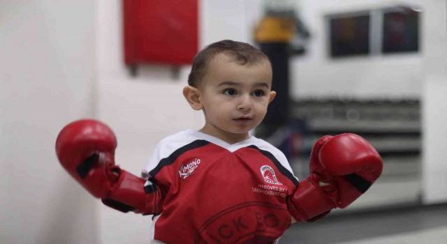 2 yaşındaki Göktuğnun kick boksa olan ilgisi gülümsetiyor
