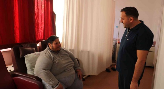 217 kiloyla yürüyemeyecek hale geldi, tüp mide ameliyatıyla kilolarından kurtulacak