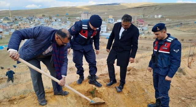 24 Kasım Öğretmenler Günü hatırasına fidanlar toprakla buluşturuldu