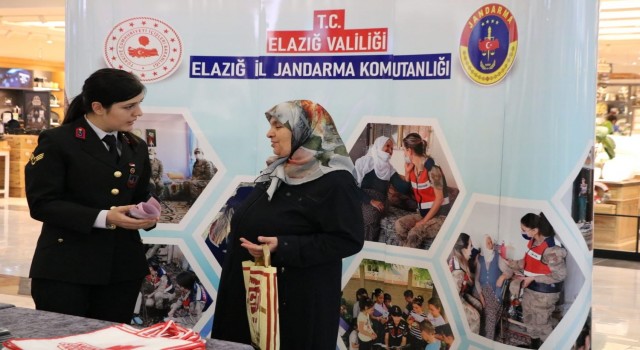 25 Kasım Kadına Yönelik Şiddetle Mücadele Gününde jandarma vatandaşları bilgilendirdi