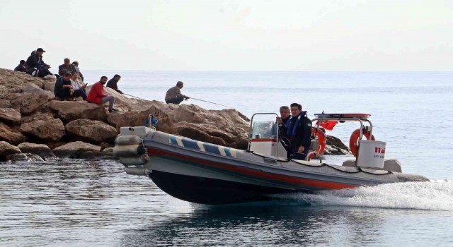 30 metrelik falezlerden düşme ihbarı deniz polisini alarma geçirdi