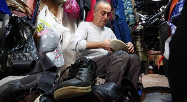 30 yıldır 3 metrekarelik dükkanda ayakkabı tamiri yapıyor, taleplere yetişemiyor