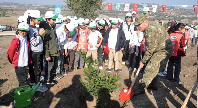 300 fidan toprakla buluşturuldu