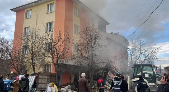 4 katlı apartmanda yangın: Binada yaşayan vatandaşlar tahliye edildi