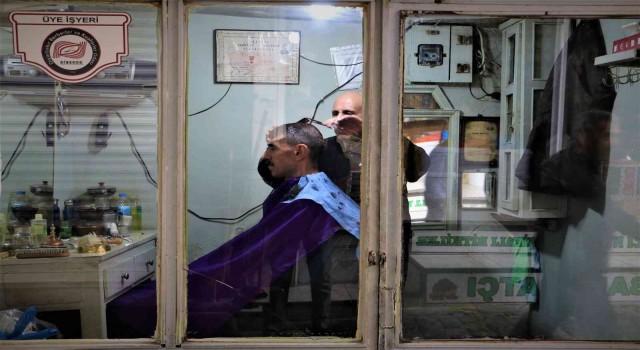 52 yıldır dükkanındaki tek koltukla 7 çocuk büyüttü