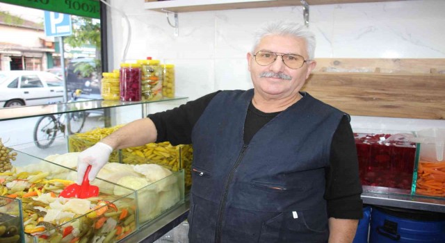 55 yıllık turşu ustası, Yeşilçama da konu olan sirkeyle mi limonla mı tartışmasına son verdi