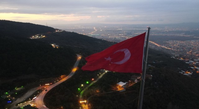 600 metrekarelik Türk bayrağı göklere çekildi