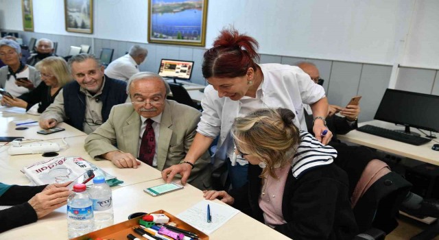 65 yaş üstü vatandaşlar teknolojiyi ‘Yaşlılar ve Gençler Bilgi Erişim Merkezinde yakalıyor