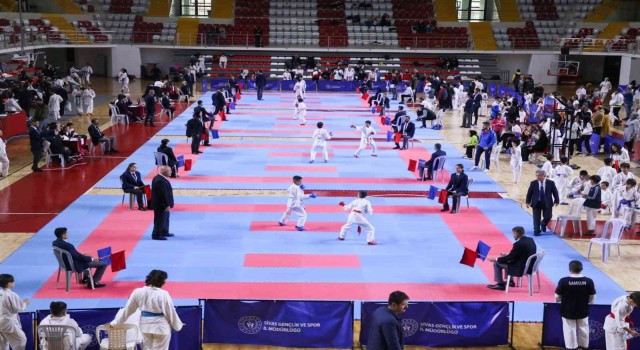 7. Cumhuriyet Kupası iller arası karate turnuvası Sivasta başladı