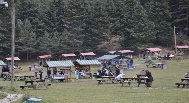 Abant Milli Parkında ziyaretçiler sonbaharın keyfini çıkarıyor