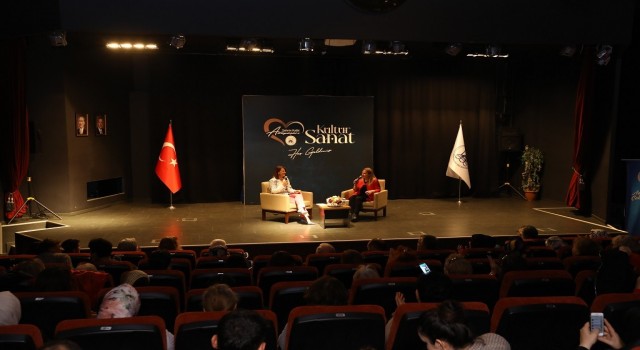 Açelya Akkoyun sevenleri ile buluştu