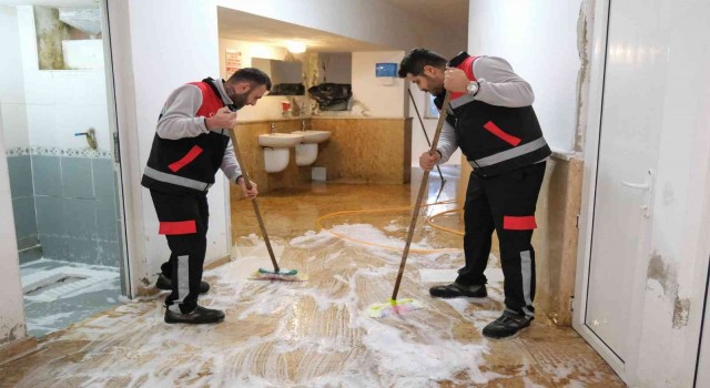 Acil temizlik timi işbaşında