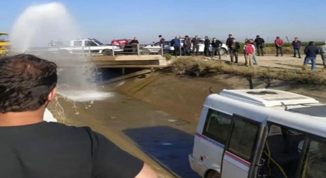 Adanada kaza yapan dolmuş sulama kanalına düştü: 2si ağır 13 yaralı