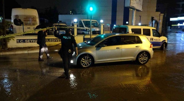 Adanada sağanak yağış hayatı felç etti