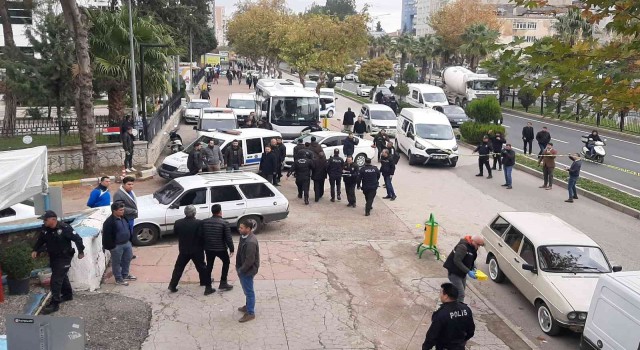 Adliye önünde silahlı, baltalı ve bıçaklı kavga: 4 yaralı