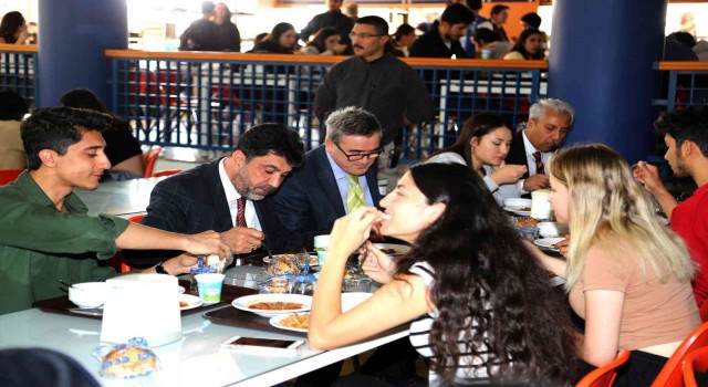 ADÜ Rektörü Aldemir, öğrencilerle bir araya geldi