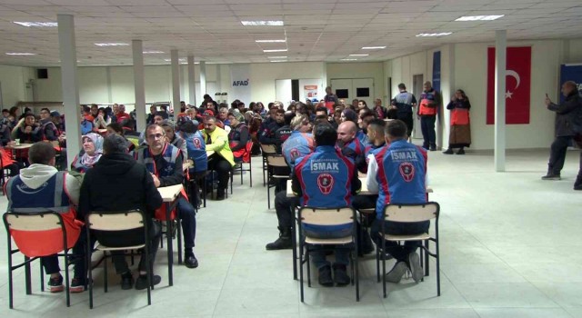 AFAD görevlileri “çök-kapan-tutun” tatbikatına katıldı