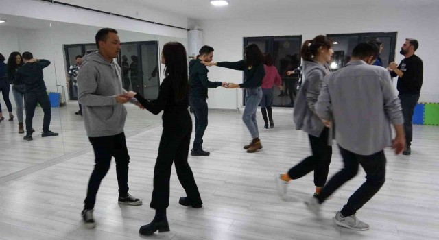 Afgan göçmen gündüz terzilik, akşam ise dans eğitmenliği yapıyor