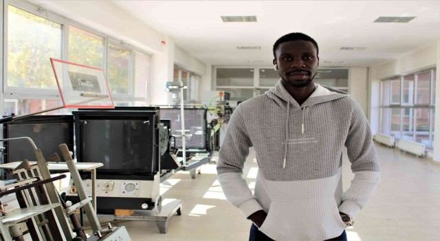 Afrikalı Dhakaba sinema eğitimi için kilometreleri ardında bıraktı