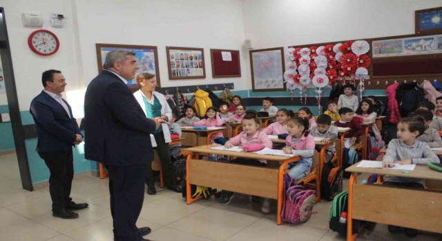 Afyonkarahisara yeni atanan İl Milli Eğitim Müdürü ilk günden derslere girdi