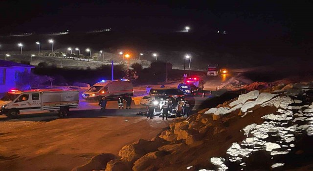 Afyonkarahisarda otomobil şarampole devrildi, çok sayıda ölü ve yaralı var