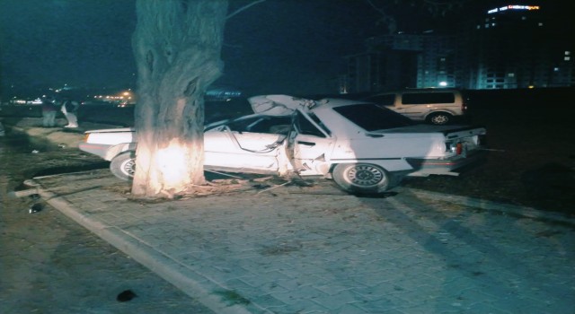 Ağaca çarpan otomobil hurdaya döndü: 1 ağır yaralı