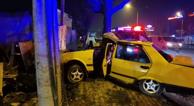Ağaca çarpan otomobil ikiye bölündü: 2 yaralı
