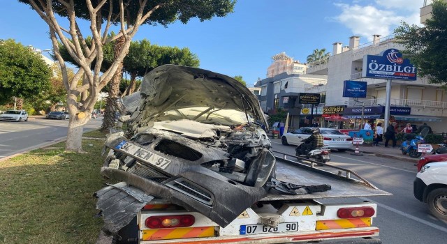 Ağaca çarparak durabilen lüks otomobil hurdaya döndü