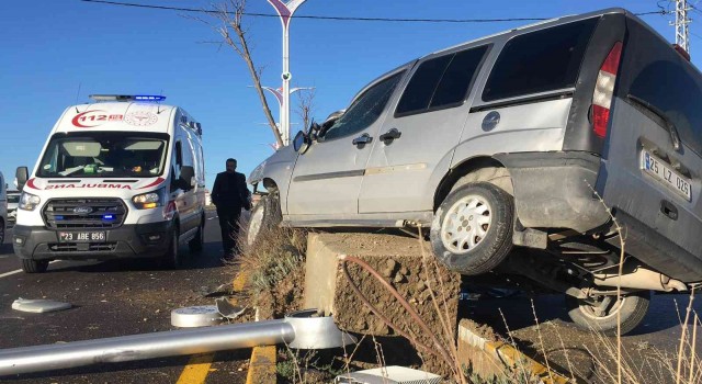 Ağaca ve aydınlatma direğine çarpan hafif ticari araç asılı kaldı: 1 yaralı