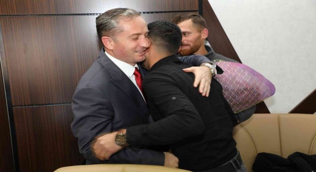 Ağrı Milli Eğitim Müdürü Kökreke, Siirtteki öğrencilerinden sürpriz kutlama