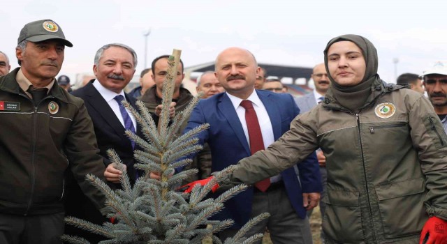 Ağrıda fidanlar toprakla buluştu