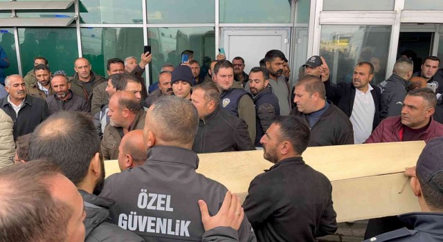 Ağrıda kazada ölenlerin cenazeleri yakınlarına teslim ediliyor