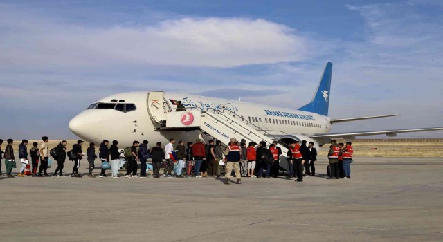 Ağrıda sınır dışı edilen 136 Afgan göçmen, uçakla ülkelerine gönderildi