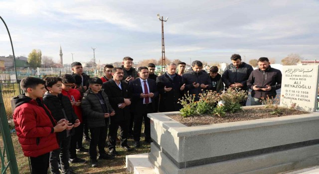 Ağrıda şube müdürü Ali Beyazoğlu mezarı başında anıldı