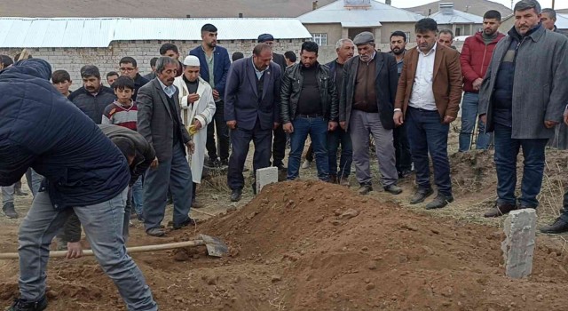 Ağrıdaki otobüs kazasında hayatını kaybeden Gürbüz Ercişte toprağa verildi