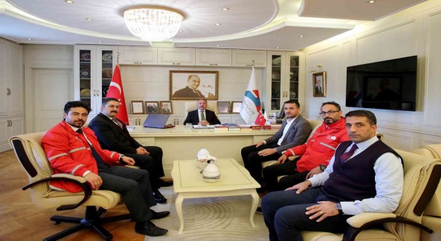 AİÇÜye Kızılaydan madalya ve plaket
