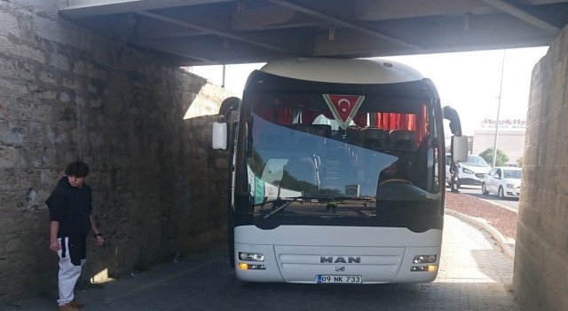 AK Partili kafileyi taşıyan otobüs alt geçide sıkıştı