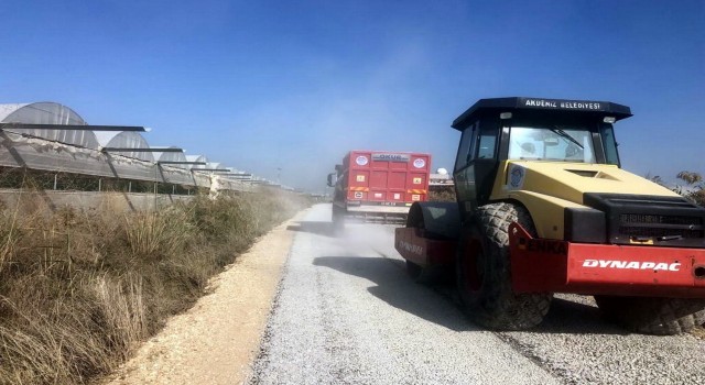 Akdenizde bahçe yolları soğuk asfaltla kaplanıyor