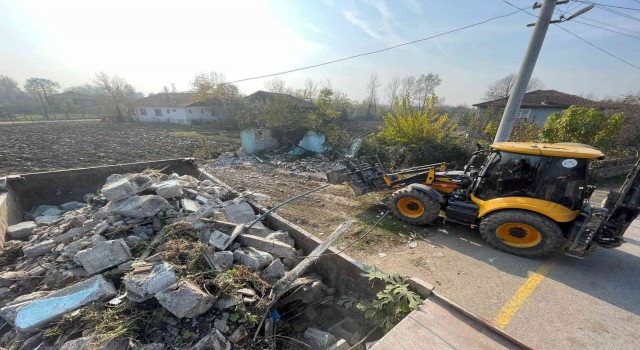 Akyazıda metruk binalar yıkılıyor