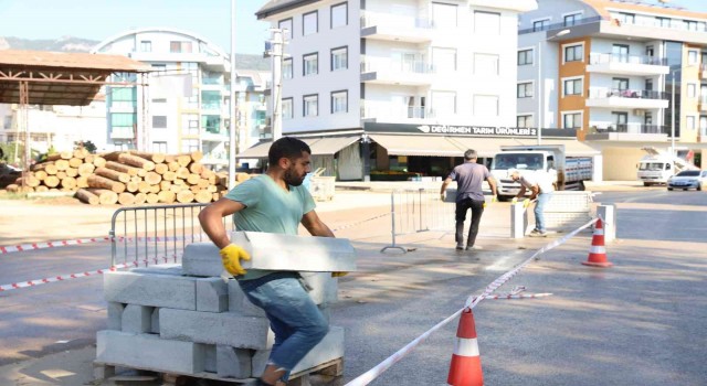 Alanyada Çarşamba Caddesinin trafik sorunu kavşak ile çözülecek