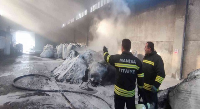 Alaşehirde plastik kasa fabrikasında yangın