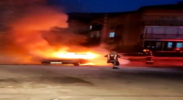 Alev alan otomobil kullanılamaz hale geldi