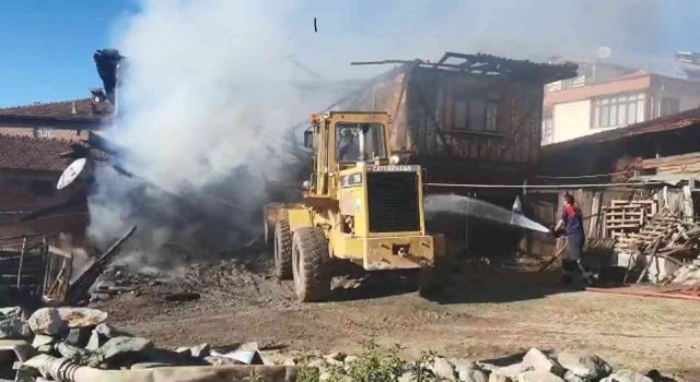 Alevlere teslim olan ahşap ev küle döndü