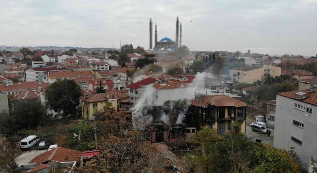 Alevlerin göğe yükseldiği, binanın küle döndüğü yangının boyutu havadan görüntülendi
