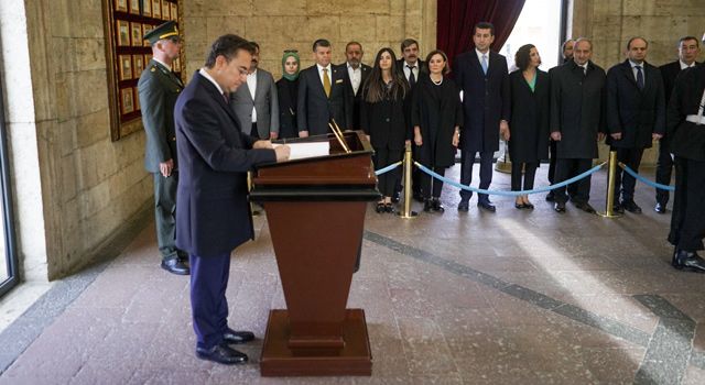 Ali Babacan, Anıtkabir Özel Defteri’ni İmzaladı