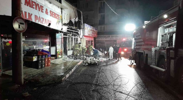 Aliağada trafo patladı, sonrasında market deposunda yangın çıktı